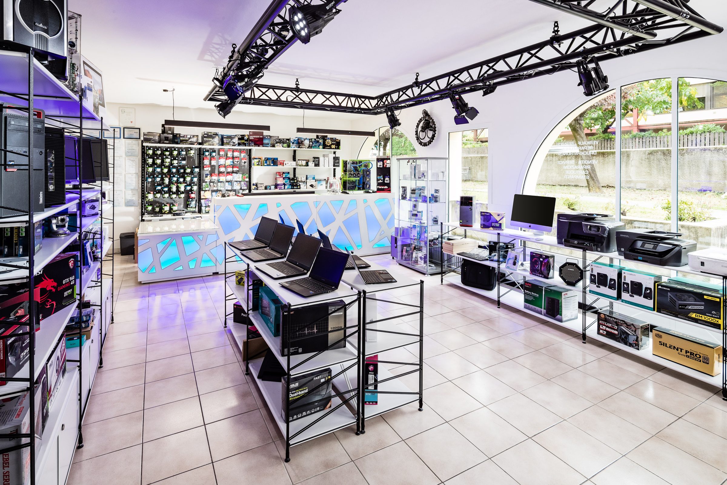 Regale mit Notebooks, PCs und Zubehör im Geschäft von Powerstore Computers in Auer