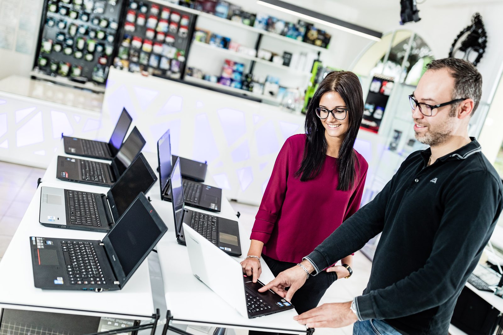 Beratung im Geschäft von Powerstore Computers in Auer